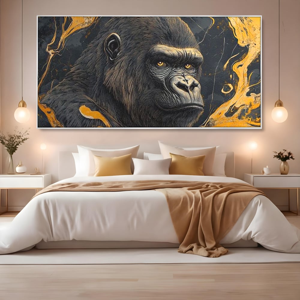 Tablou canvas cu tablou canvas cu gorila si detalii aurii, in rama de aluminiu argintiu, pe perete intr-un dormitor